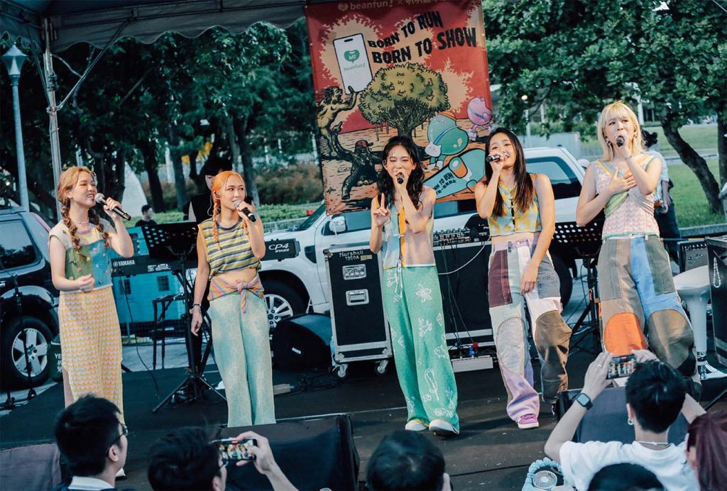 香港獨立唱作女歌手張天穎
孖新晉唱作女子組合Beanies
受邀到台北叭叭嘉年華演出