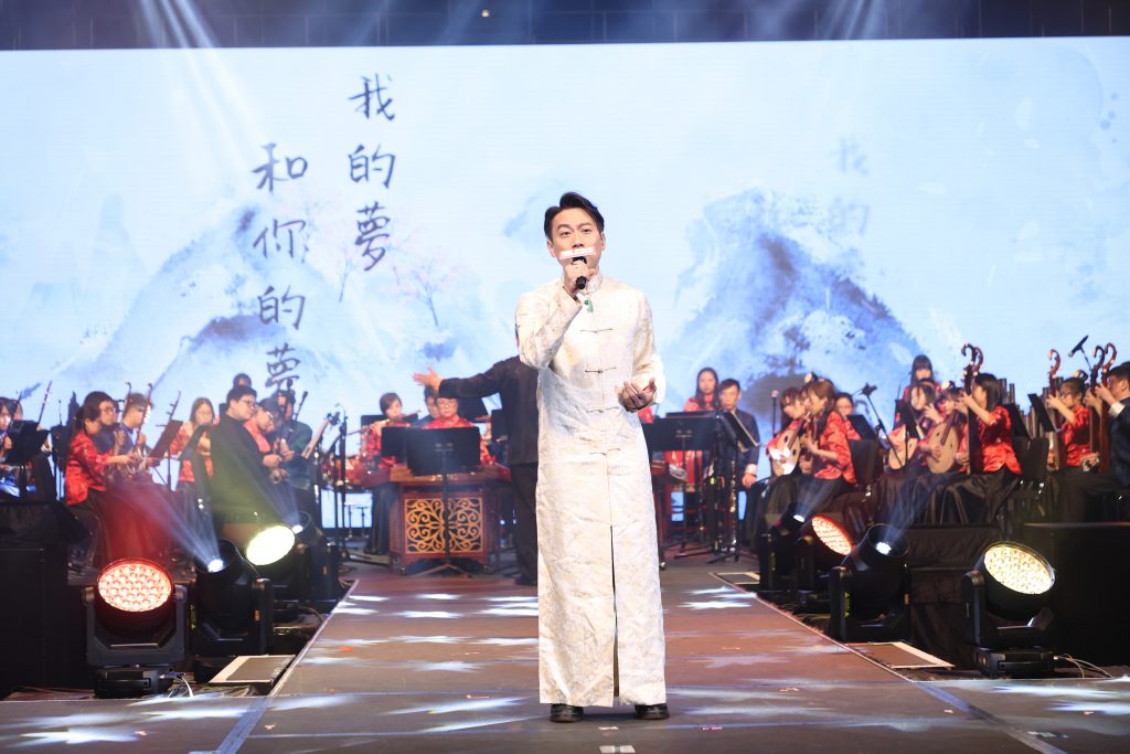 顏米羔在「新聲國樂團」的伴奏下獻唱了一曲「中國夢」