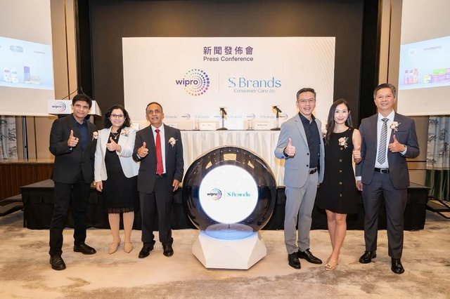 維布絡 Nagender Arya 先生與 S Brands 創立人 Dick Sy Ong 先生完成簽約儀式