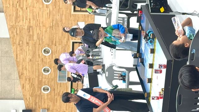 馮正希同學正進行Energy Solution項目之賽事。