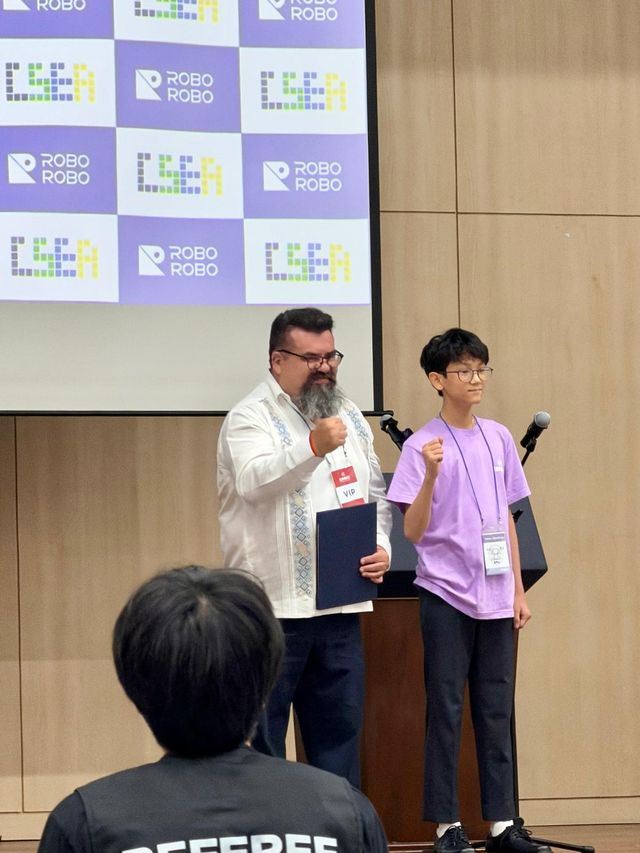 Alex代表全體參賽者上台進行賽前宣誓,表現自信淡定。