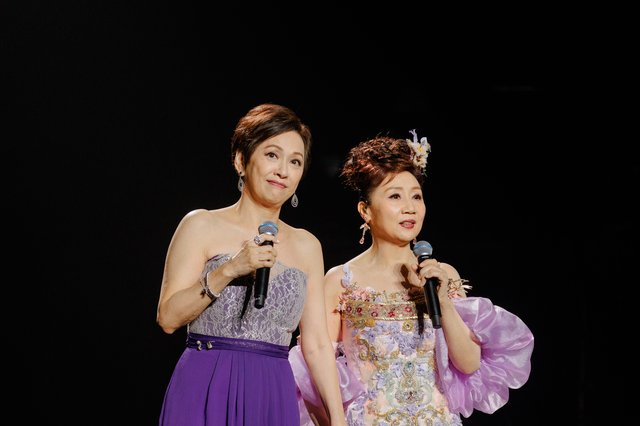 余安安與張德蘭台上合唱武俠帝女花