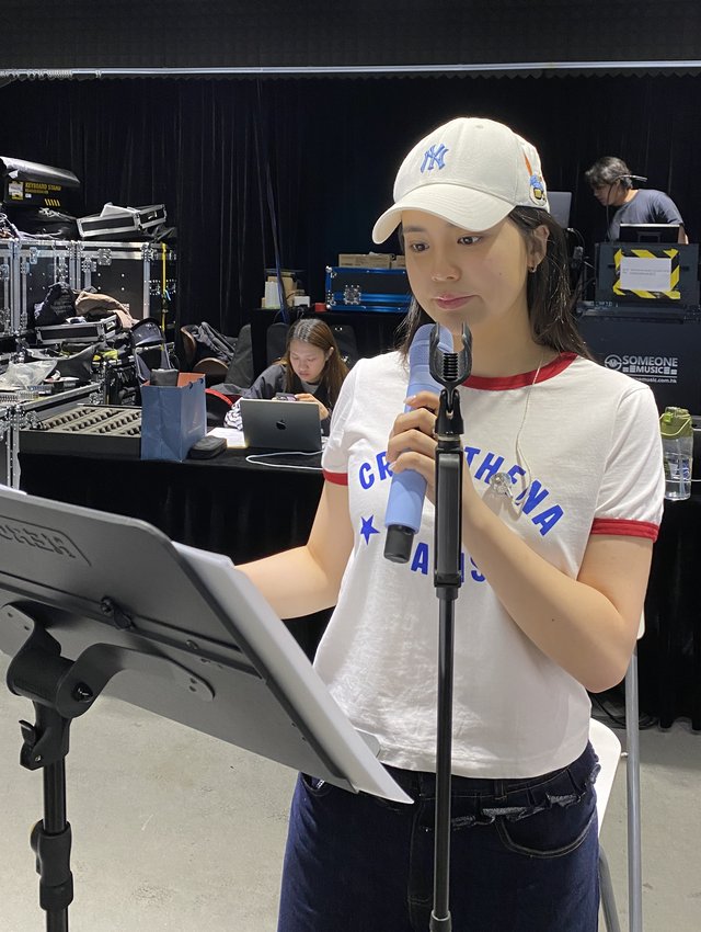 姚焯菲 Chantel 與導演及音樂總監研究演唱會細節