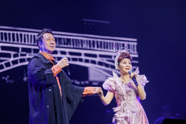 黎耀祥與張德蘭台上手拉手溫馨合唱默默無言