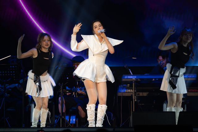 Chantel 姚焯菲於個唱跳唱 Disco Medley 多首經典名曲