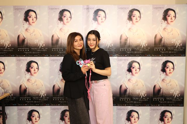音樂總監 Johnny Yim 鋼琴伴奏與 Chantel 姚焯菲深情合唱