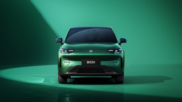 零跑B03X前臉設計 三段式頭燈嘻嘻笑容 封閉式格柵 純電車頭造型