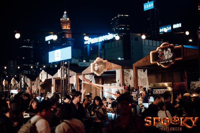 灣仔海濱夜幕下的超大型巨型裝置