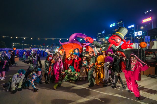 維港秋日夜空下的萬聖節音樂狂歡