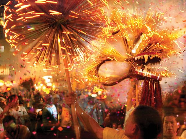 舞火龍龍珠 打龍餅 大坑舞火龍陣型 香港中秋慶祝活動 浣紗街巡遊