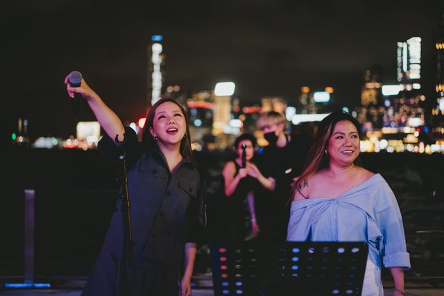 灣仔海旁吸引大批市民歌迷駐足圍觀 氣氛熱烈宛如紅館預演