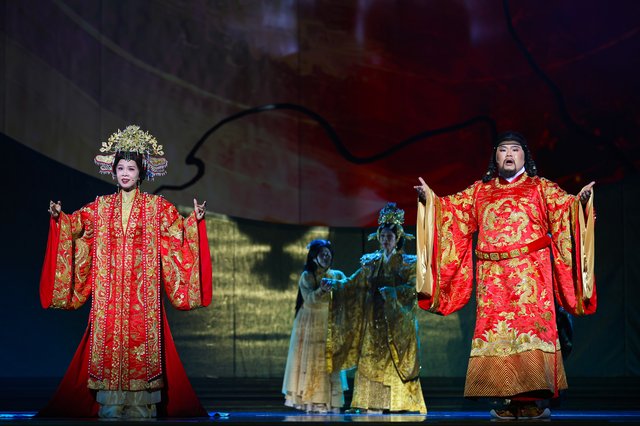 米雪飾演皇后身穿華麗大紅戲服登台