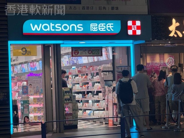 屈臣氏市區門市夜景與顧客實況