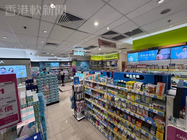 屈臣氏門市內收銀處及各類個人護理、保健用品專區