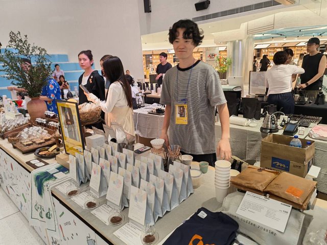 北海道小樽 osmo coffee roaster 職人石山健悟於現場專注交流