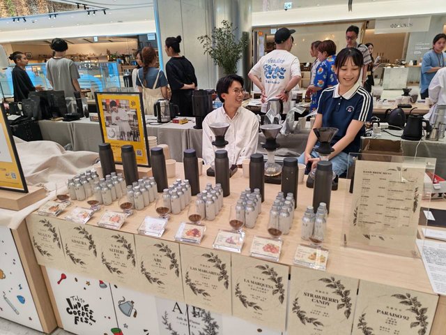 大阪 Ash & Flame Coffee 專業手沖工作台與精選咖啡豆展示