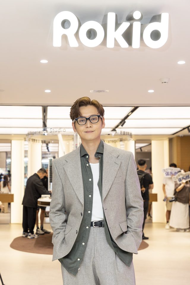 張振朗現身海港城 Rokid 全球首間 AI 眼鏡無人體驗店