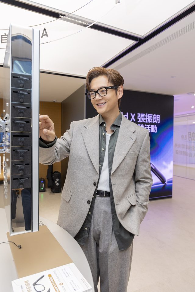 張振朗擔任產品體驗官即場試戴體驗 Rokid AI 智能眼鏡