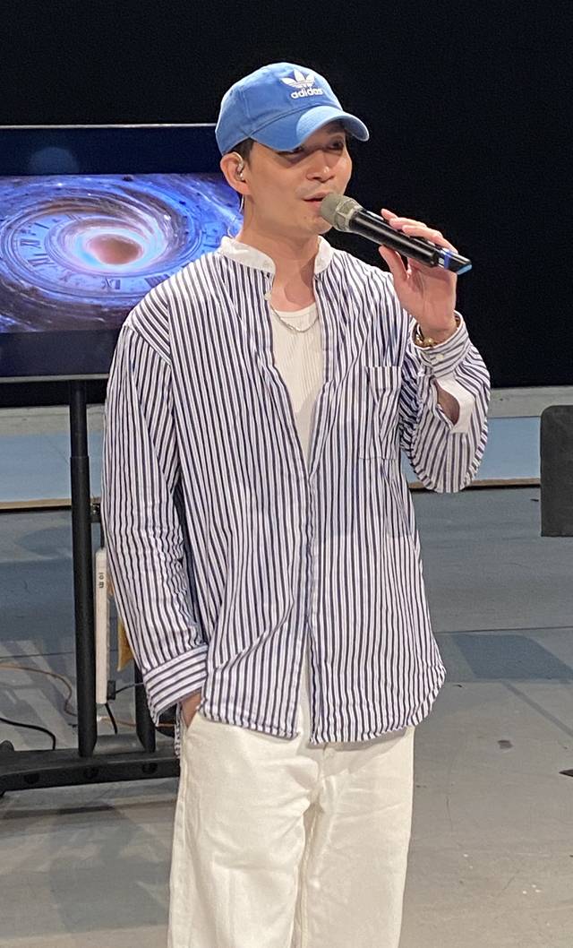 周志康於 1:1 Studio 專注練歌