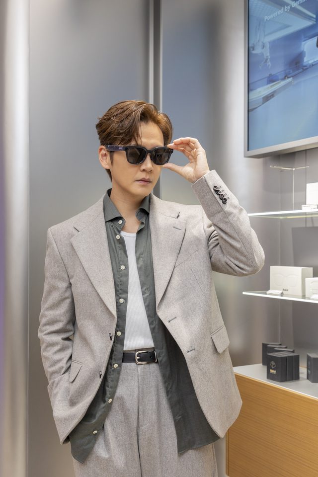 張振朗戴上 Rokid 眼鏡展示科技男神魅力與粉絲比讚合照