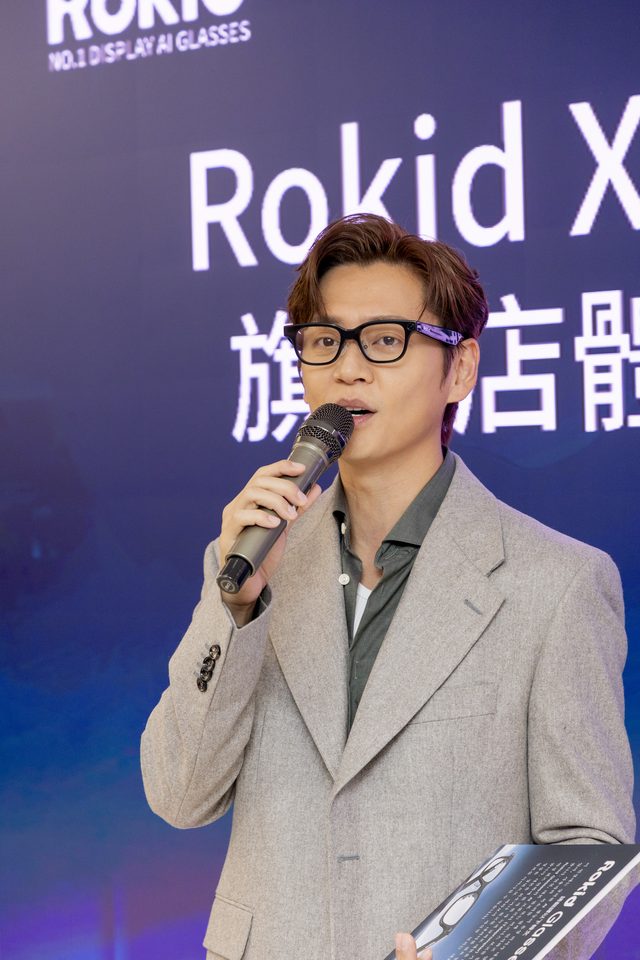 張振朗接受閉眼盲測挑戰憑 AI 視覺辨識功能精準猜中粉絲特徵